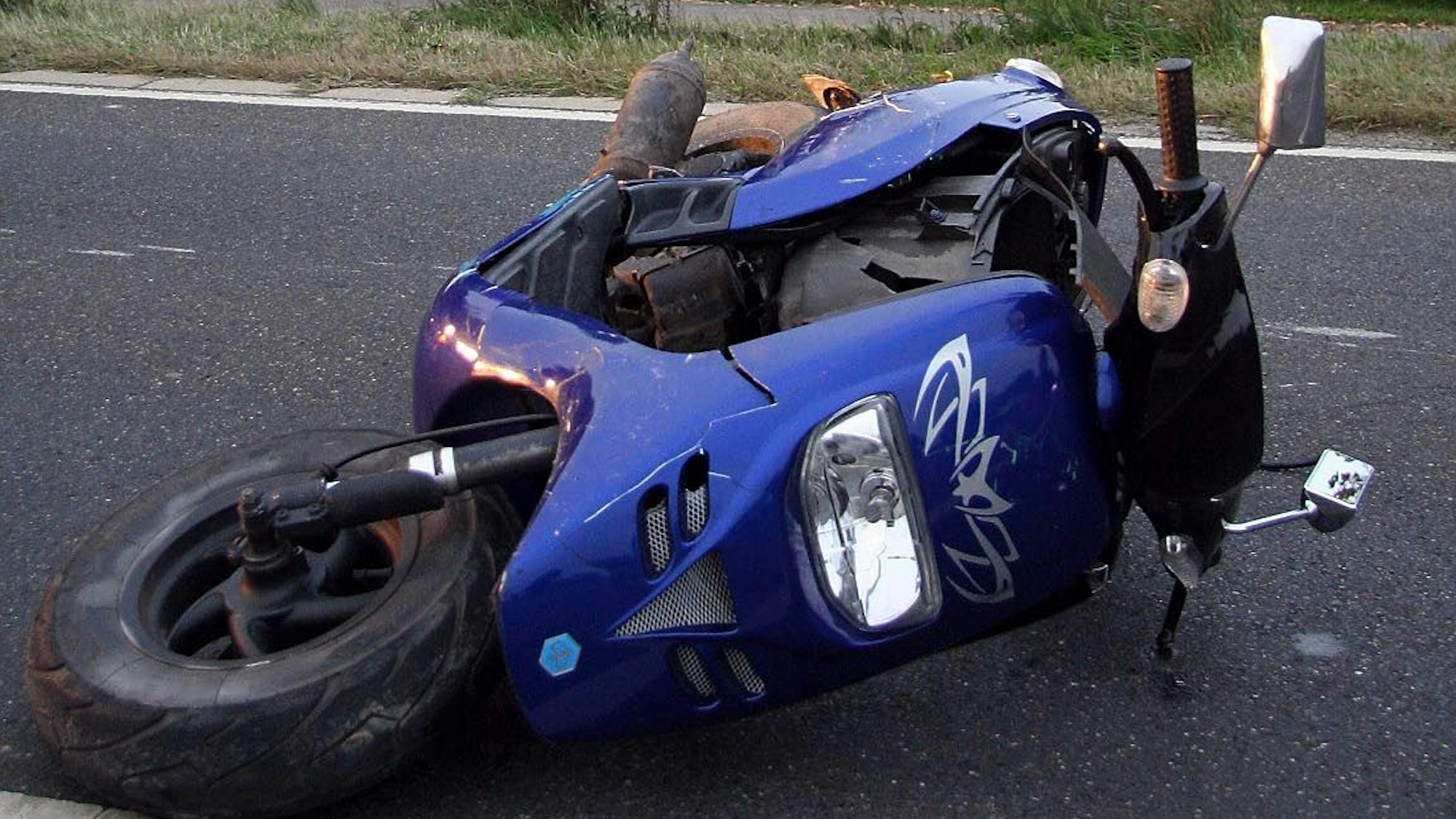 Ein Mofa liegt nach einem Unfall auf der Straße.