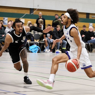 Deutzer TV vs. ETB Miners Essen, Basketball, Regionalliga, von links: Michael Agyapong (Essen), Elijah Anthony Jenkins (Deutz), 10.12.2022, Bild: Herbert Bucco