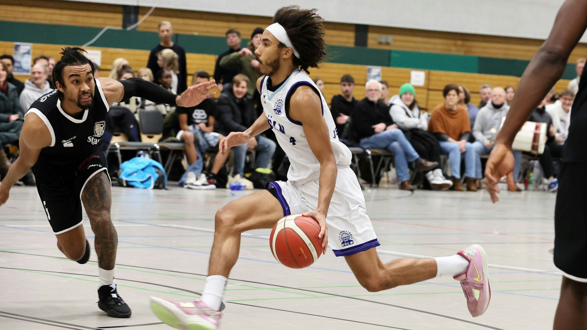 Deutzer TV vs. ETB Miners Essen, Basketball, Regionalliga, von links: Michael Agyapong (Essen), Elijah Anthony Jenkins (Deutz), 10.12.2022, Bild: Herbert Bucco
