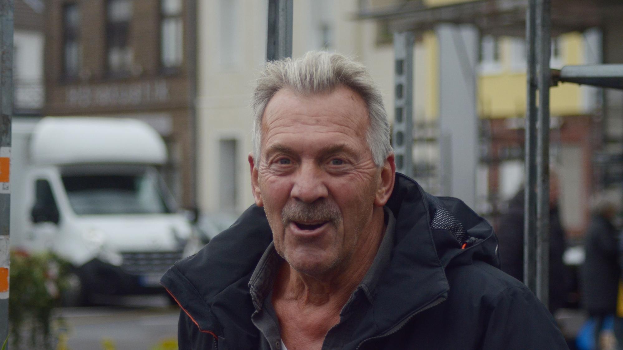 André Pelgrim auf dem Wochenmarkt, im Hintergrund eines seiner Verkaufsregale.