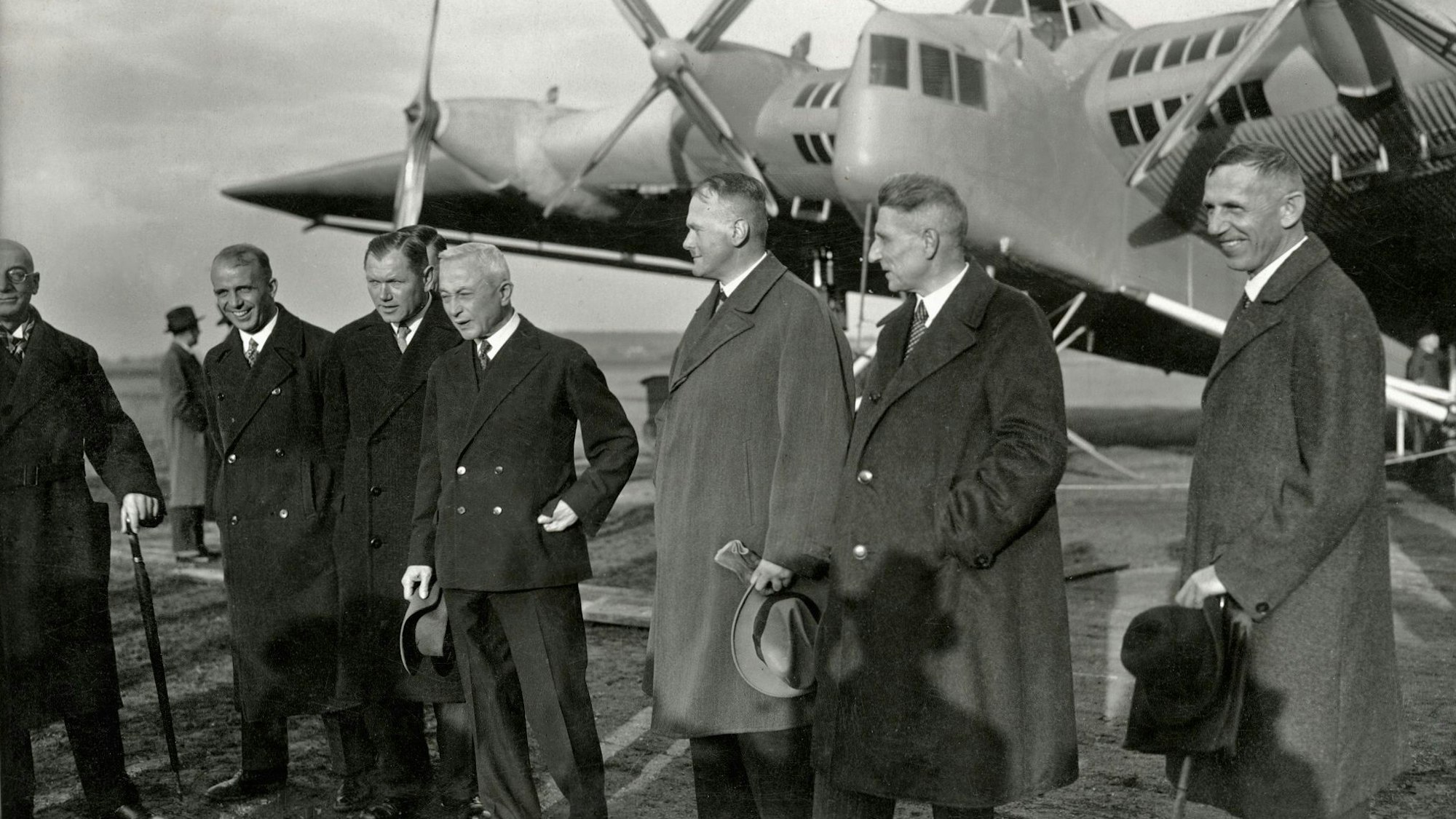 Prof. Junkers, Mader, Schleissing, Brauer u.a. bei der Präsentation der G 38 am 9. Nov. 1929 Prof. Junkers mit Mitarbeitern bei der Präsentation der G 38 am 9. Nov. 1929.