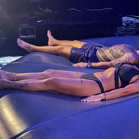 Das Bild zeigt zwei Gäste in der Euskirchener Therme, die im Immersive Sky liegen.