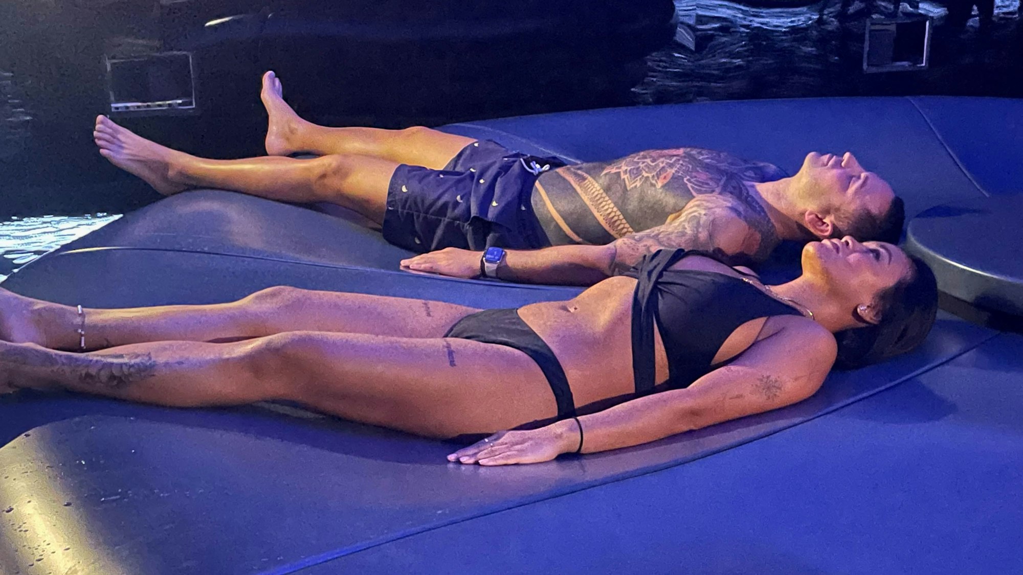 Das Bild zeigt zwei Gäste der Therme und Badewelt, die sich entspannen.