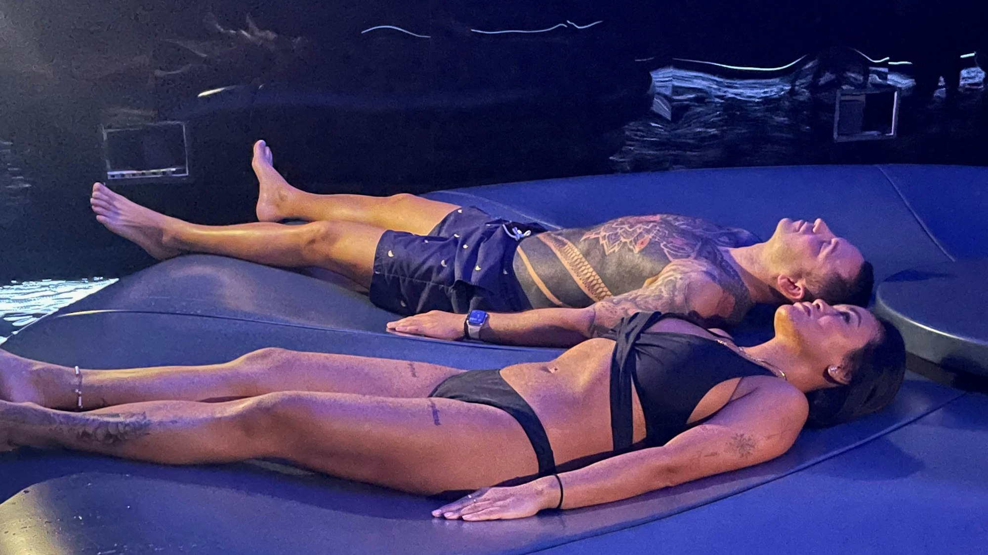 Das Bild zeigt zwei Gäste in der Euskirchener Therme, die im Immersive Sky liegen.