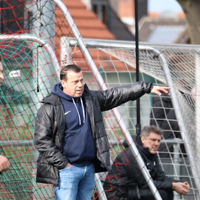 Das Bild zeigt Stephan Reimer an der Seitenlinie. Er gibt eine taktische Anweisung.