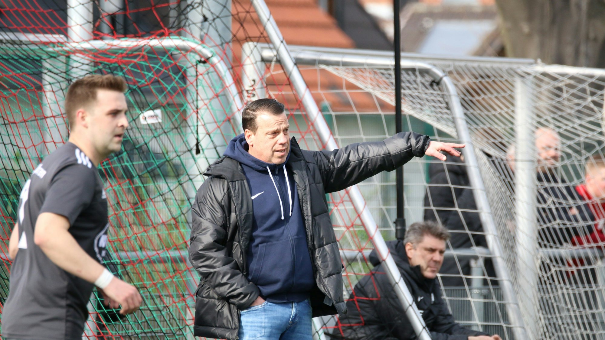 Das Bild zeigt Stephan Reimer an der Seitenlinie. Er gibt eine taktische Anweisung.