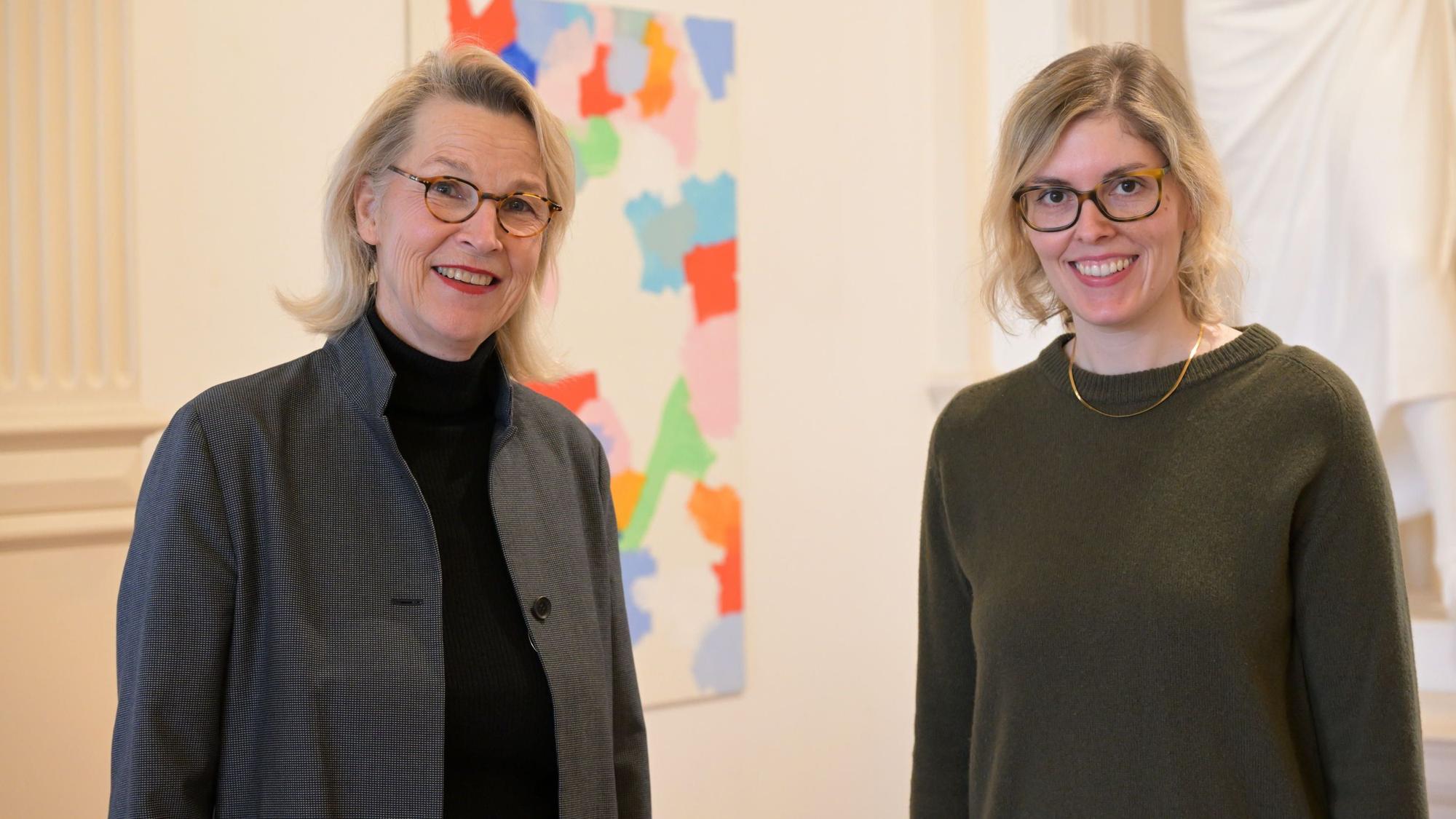 Petra Oelschlägel (l.) übergibt die Leitung des Kunstmuseums Villa Zanders in Bergisch Gladbach an Ina Dinter.
