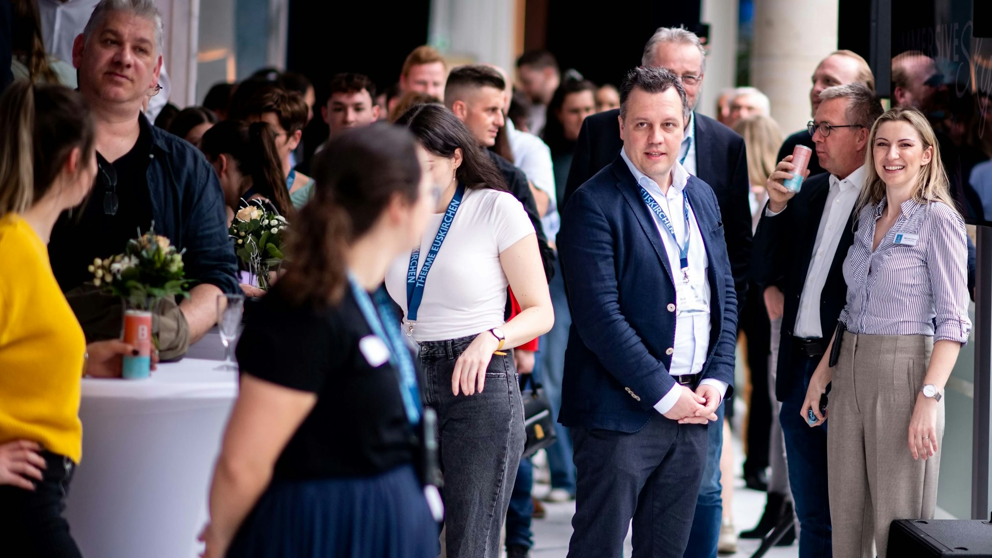 Das Bild zeigt einige Gäste bei der Vorstellung des neuen Wellness-Bereichs.