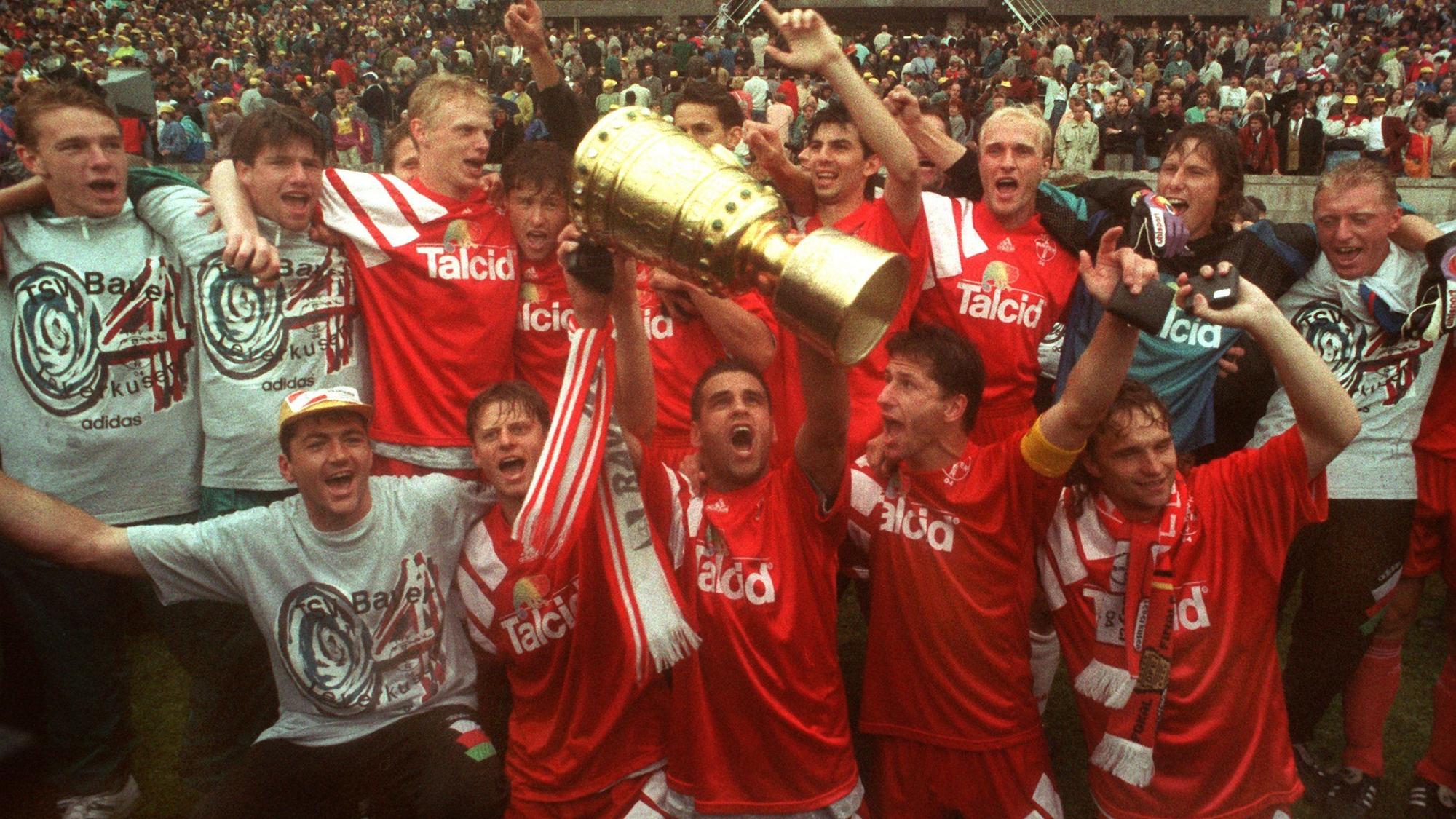 Im 50. Endspiel um den Deutschen Fußballpokal setzte sich Bundesligist Bayer Leverkusen am 12.06.93 im Berliner Olympiastadion gegen die Amateure von Hertha BSC mit 1:0 (0:0) durch und nimmt in der kommenden Saison am Europacup der Pokalsieger teil. Das Siegerfoto: Vorn v.l.n.r.: Josef Nehl, Christian Wörns, Torschütze Ulf Kirsten (mit Pokal), Kapitän Franco Foda und Heiko Scholz. Hinten v.l.n.r.: Stefan Hanke, Marcus Happe, Pavel Hapal. Ioan Lupescu Andreas Fischer, Torhüter Rüdiger Vollborn und Guido Hoffmann. Foto: Altwein Andreas/dpa (zu dpa-Meldung: «Bayers Sehnsucht nach Titeln - Schmidt: Nicht Lichtjahre entfernt» vom 08.02.2016) +++(c) dpa - Bildfunk+++ | Verwendung weltweit