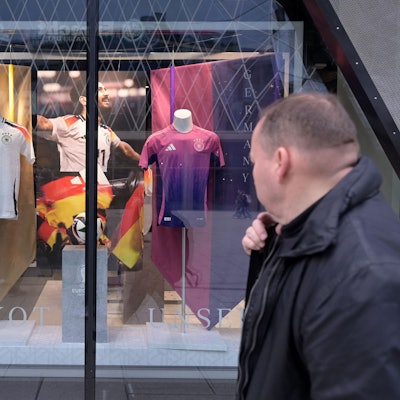 Die Trikots der deutschen Nationalmannschaft von Adidas sind am 22. März 2024 im offiziellen Geschäft in Frankfurt am Main, Westdeutschland, vor internationalen Freundschaftsspielen der deutschen Fußballnationalmannschaft gegen Frankreich und die Niederlande abgebildet.