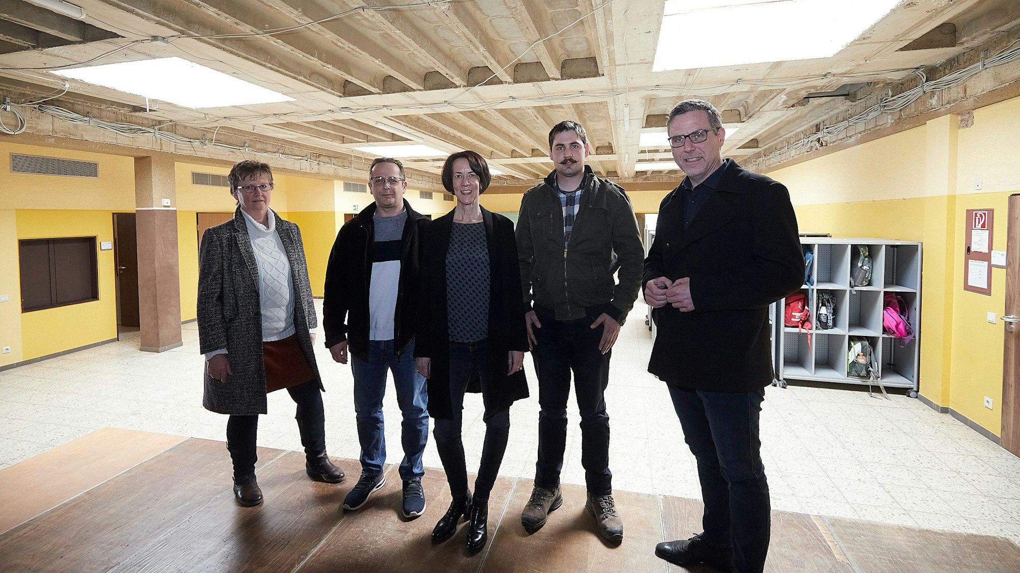 Die Gruppe in der Aula der Grundschule Zingsheim. Die Deckenkonstruktion ist offen.