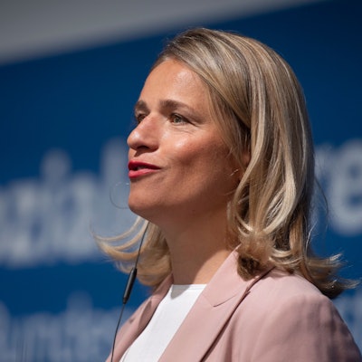 Verena Bentele (42) wurde blind geboren. Trotzdem ist sie als Biathletin vier Mal Weltmeisterin und zwölfmal Paralympics-Siegerin geworden. Sie ist 2012 SPD-Mitglied geworden und war zwischen 2014 und 2018 Behindertenbeauftragte der Bundesregierung. Seitdem leitet sie den größten deutschen Sozialverband VdK. dpa