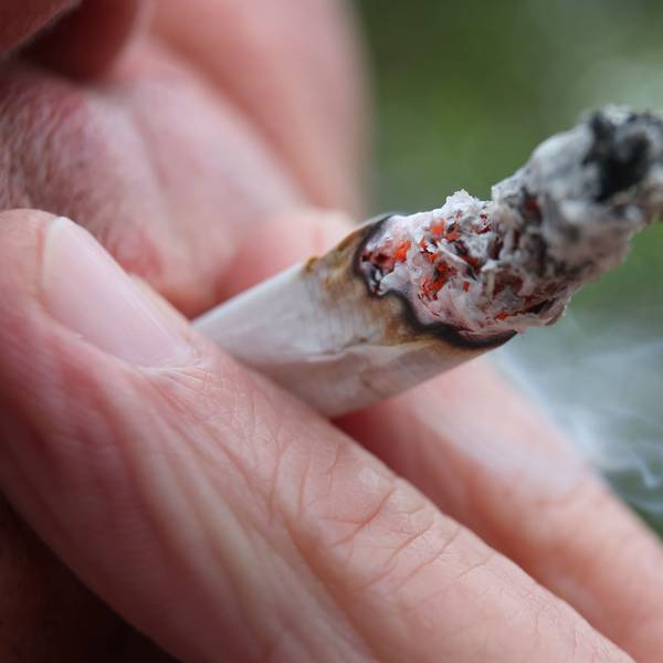 Eine Person raucht einen Joint.