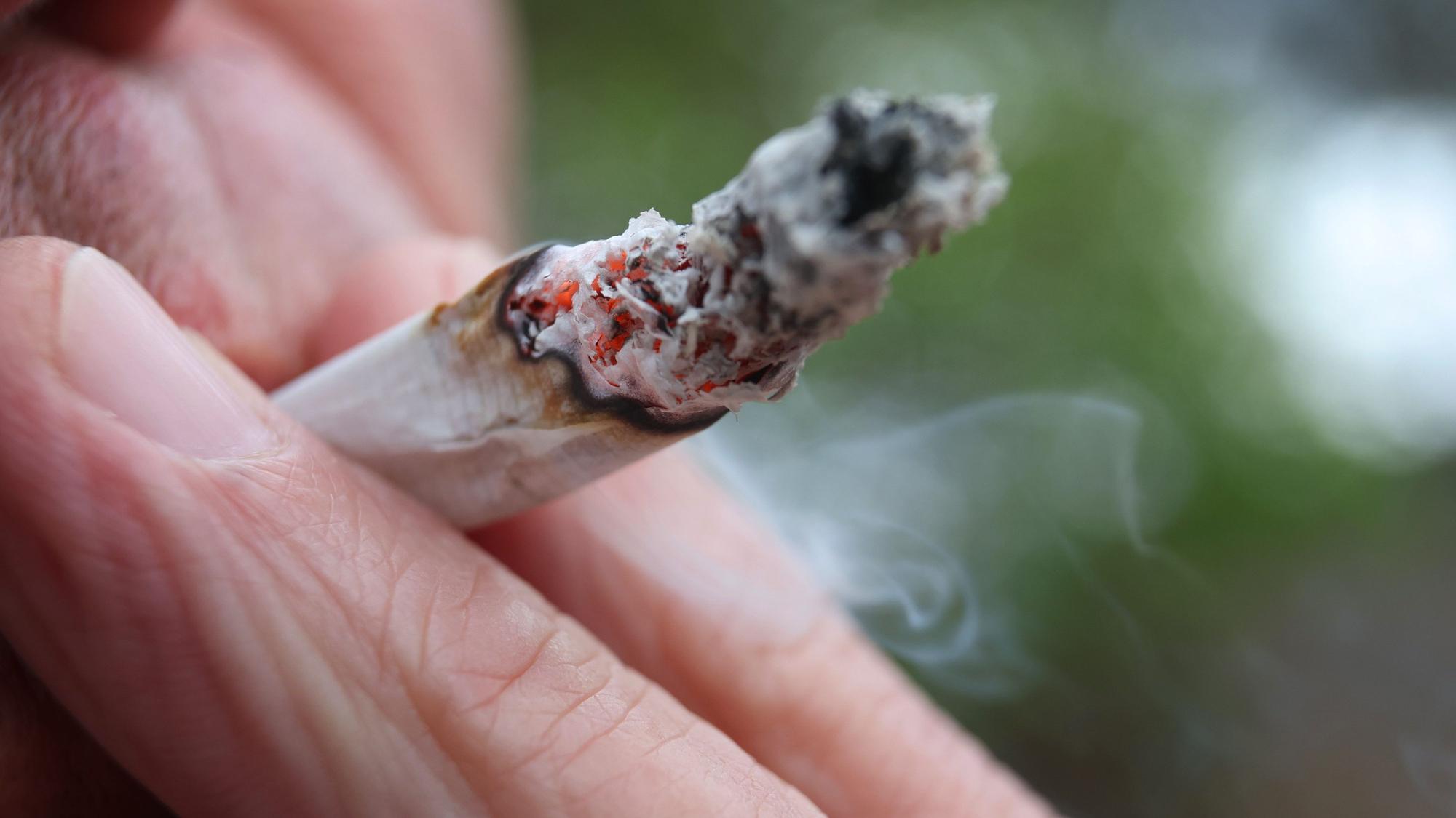 Eine Person raucht einen Joint.
