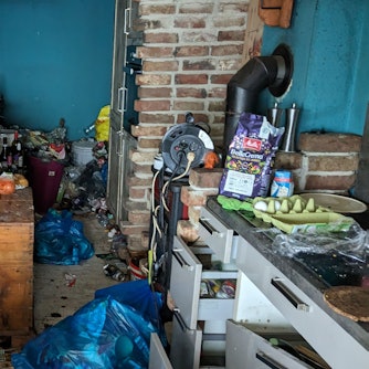 Blick in die völlig verdreckte und zugemüllte Küche eines Messie-Hauses.