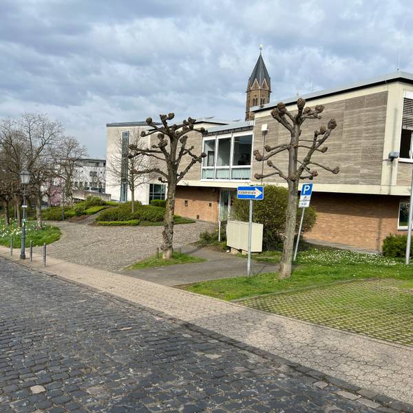 Das Bensberger Amtsgericht an der Schloßstraße, die zurzeit eine Sackgasse ist.
