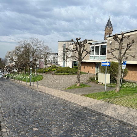 Das Bensberger Amtsgericht an der Schloßstraße, die zurzeit eine Sackgasse ist.