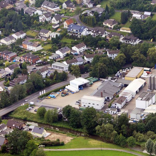 Für die Dauer von Abriss und Neubau der Sülzbrücke (links) in Lehmbach ist eine Behelfsbrücke geplant. Bei zwei weiteren Brückenbau-Projekten im Rösrather Stadtgebiet ist das nicht der Fall.
