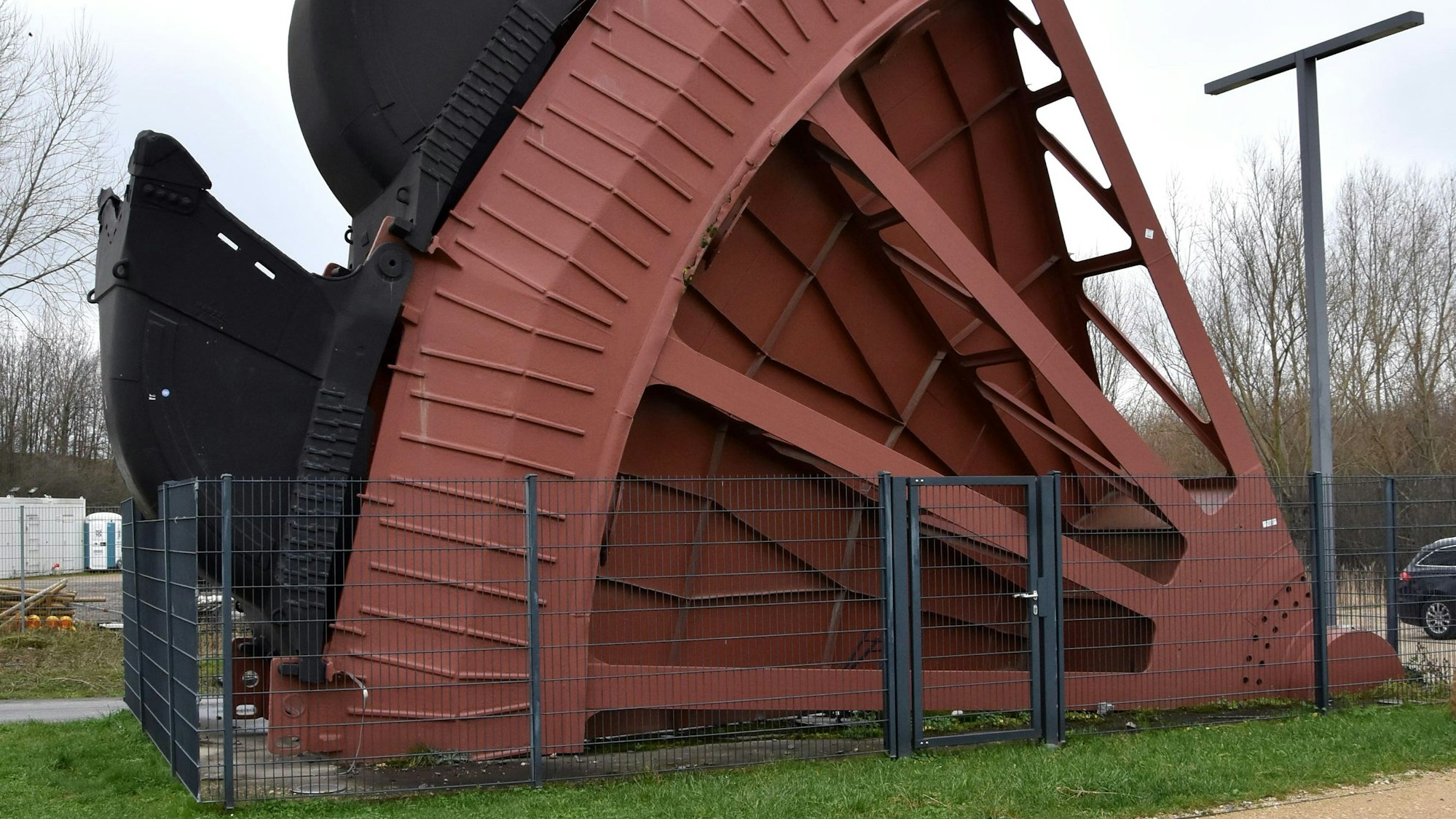 Ein Teil eines Schaufelrads markiert den Beginn unserer Rätselwanderung (Bild 1).