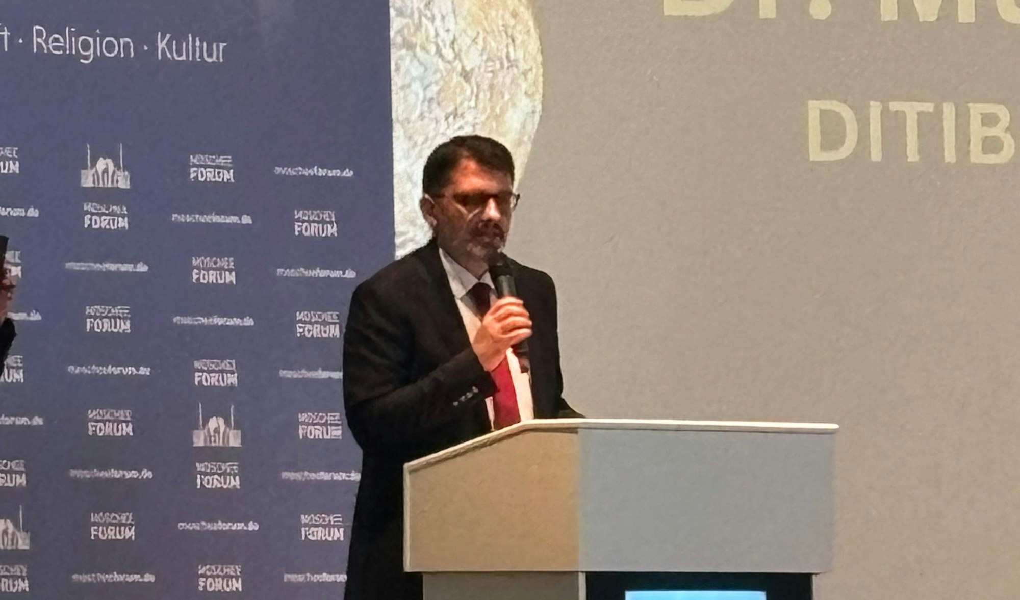 Dr. Muharrem Kuzey, Ditib- Vorstandsvorsitzender im Bundesverband beim Nachbarschafts-Fastenbrechen in der Zentralmoschee.
