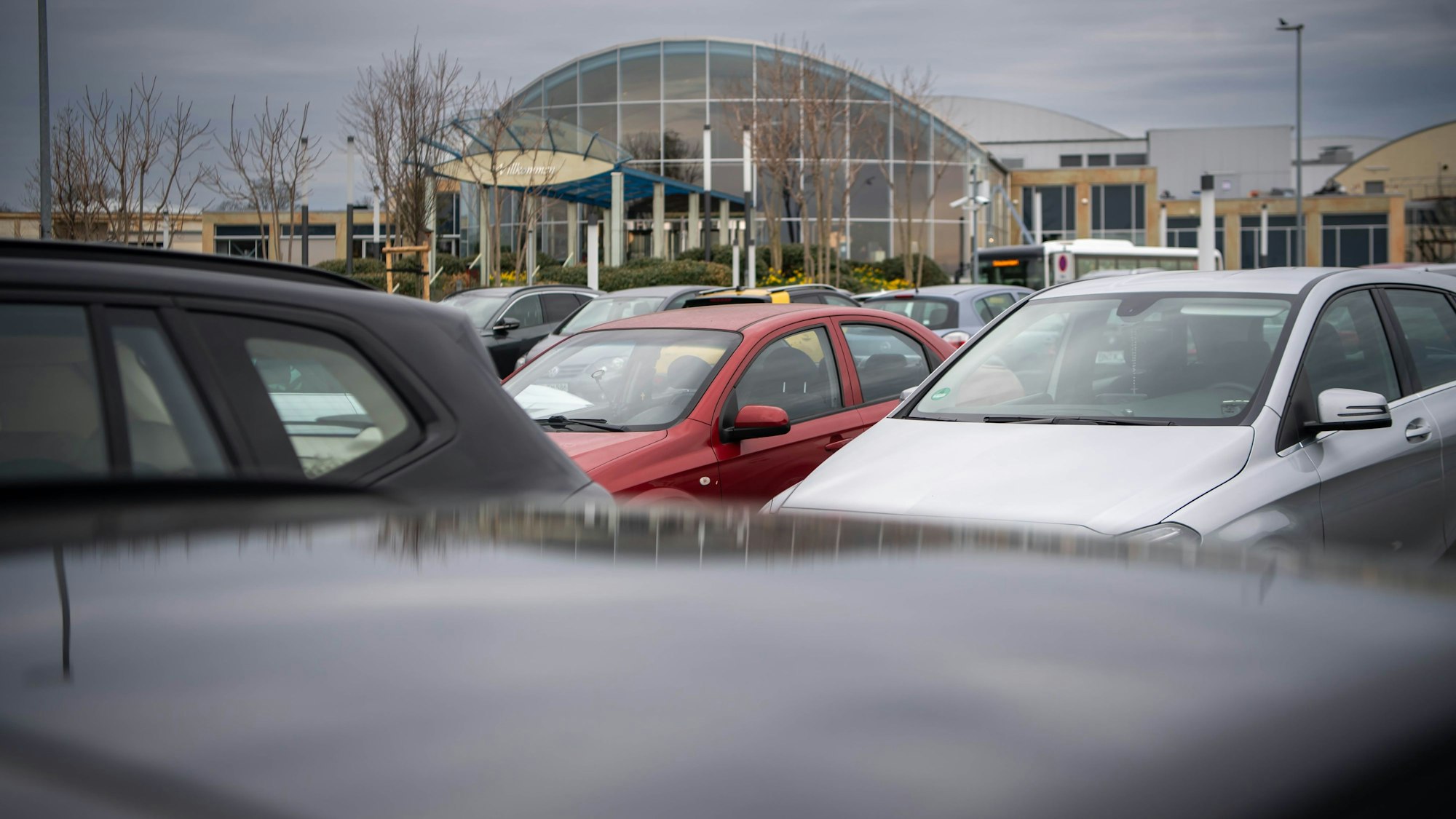 Das Bild zeigt einen Teil des Parkplatzes vor der Therme in Euskirchen.