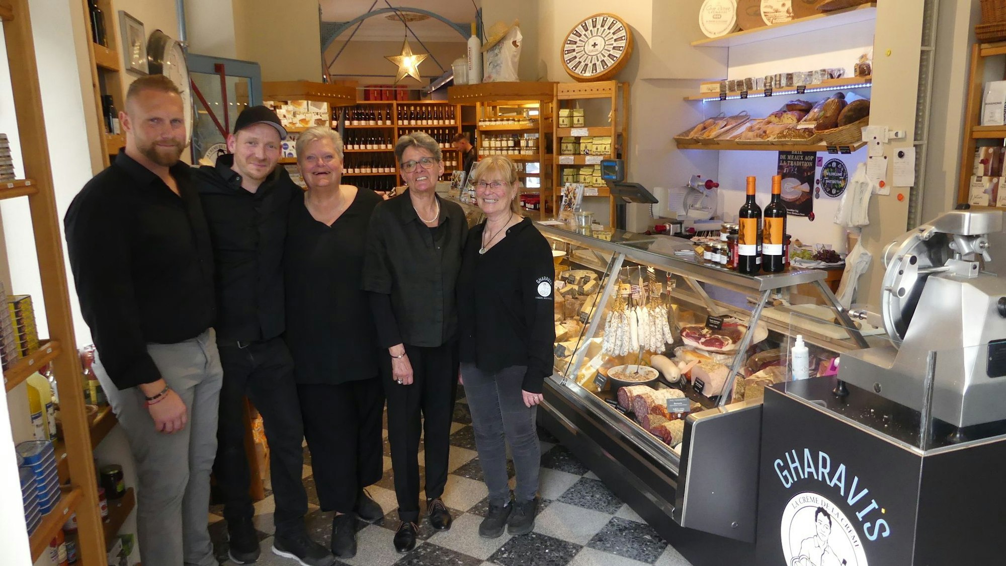 Sven Birkenfeld (v.l.), Marc Künzel und Claudia Birkenfeld stehen mit den Aushilfen Marion und Bianca im Laden Gharavis Feinkost. Foto von Heribert Rösgen