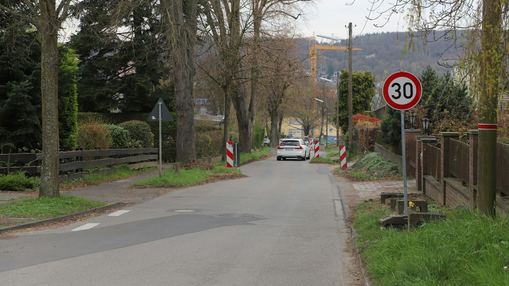 Für den Ausbau der Wippenhohner Straße hat der Bauausschuss die Weichen gestellt. Hier umfährt ein Auto eine Einengung.