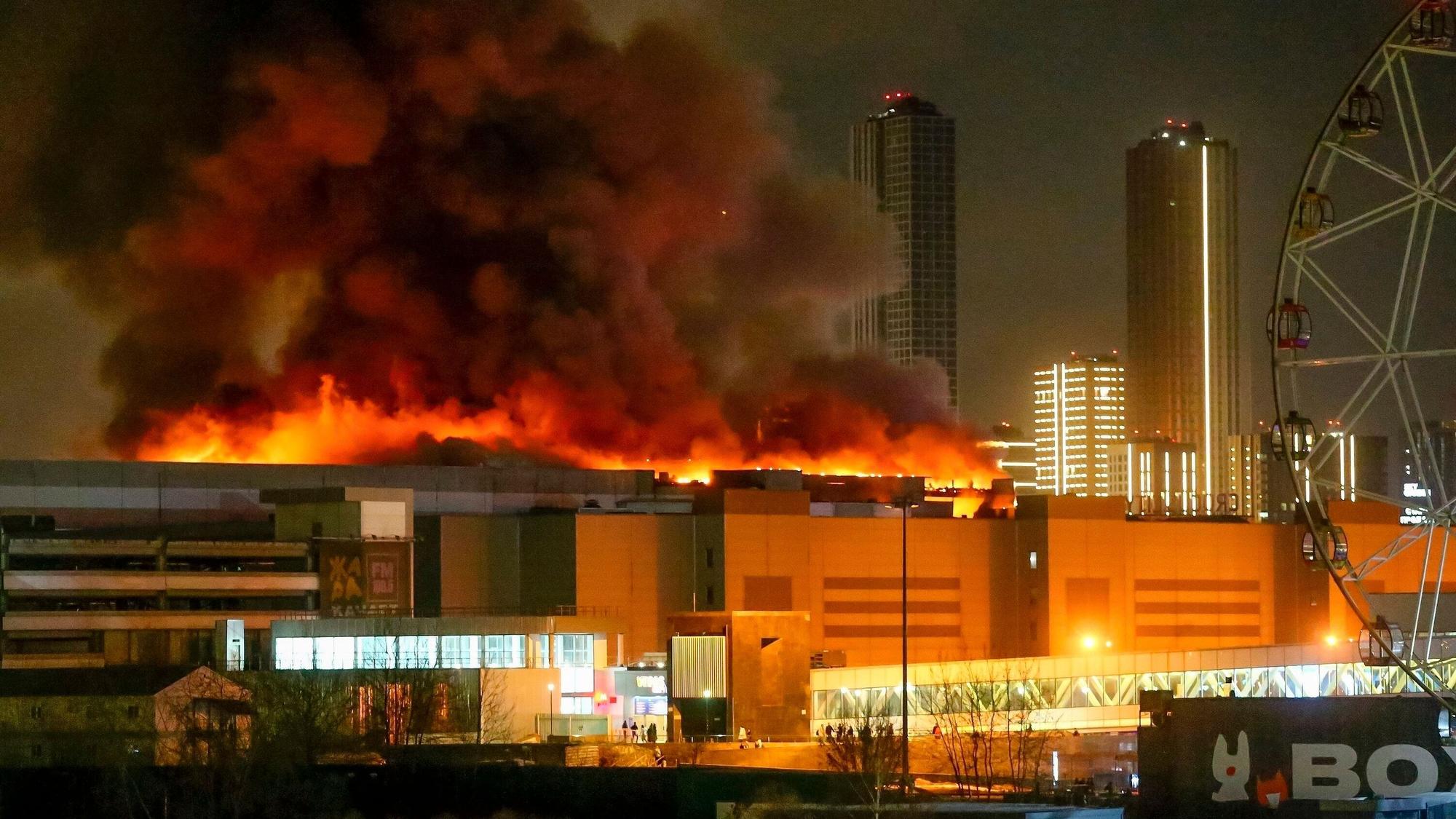 Ein massiver Brand ist am Freitag, 22.03.2024, über der Crocus City Hall am westlichen Rand von Moskau zu sehen. Nach dem Anschlag auf eine Konzerthalle sind elf Verdächtige festgenommen worden.