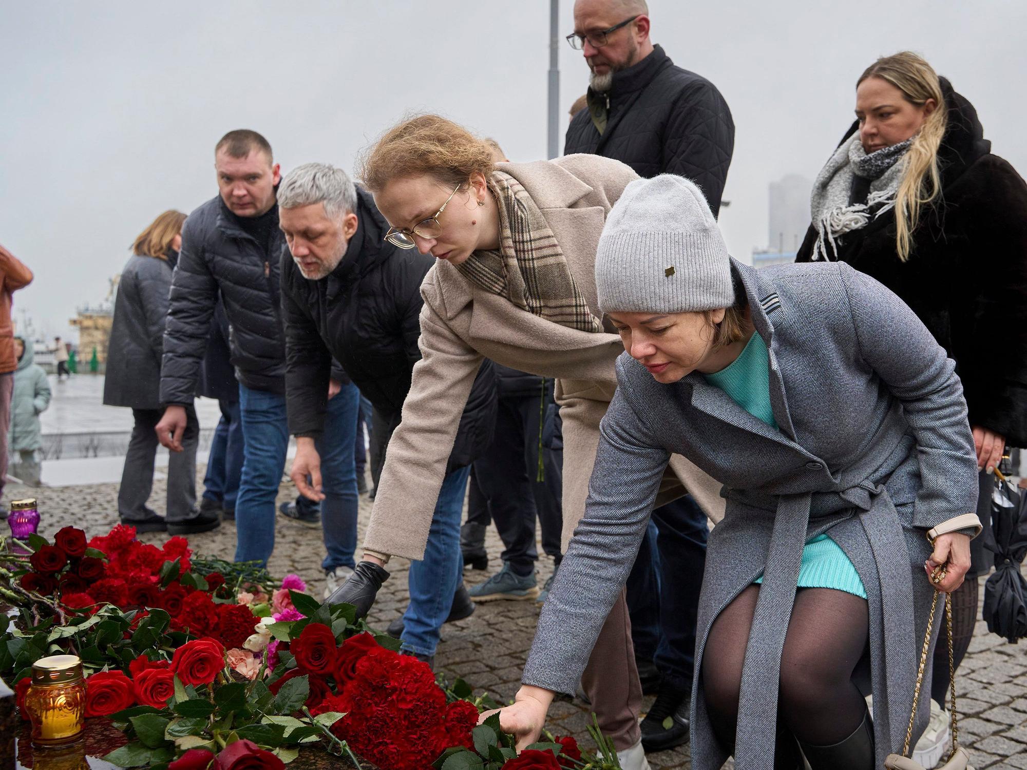 Menschen legen während einer Gedenkveranstaltung Blumen nieder, um an die Opfer des Anschlags auf die Crocus City Hall zu gedenken.
