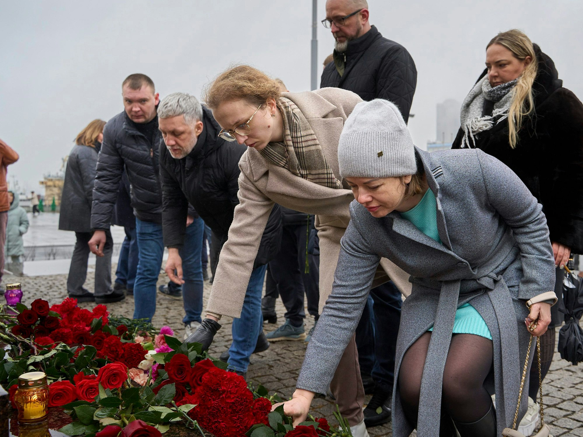 Menschen legen während einer Gedenkveranstaltung Blumen nieder, um an die Opfer des Anschlags auf die Crocus City Hall zu gedenken.