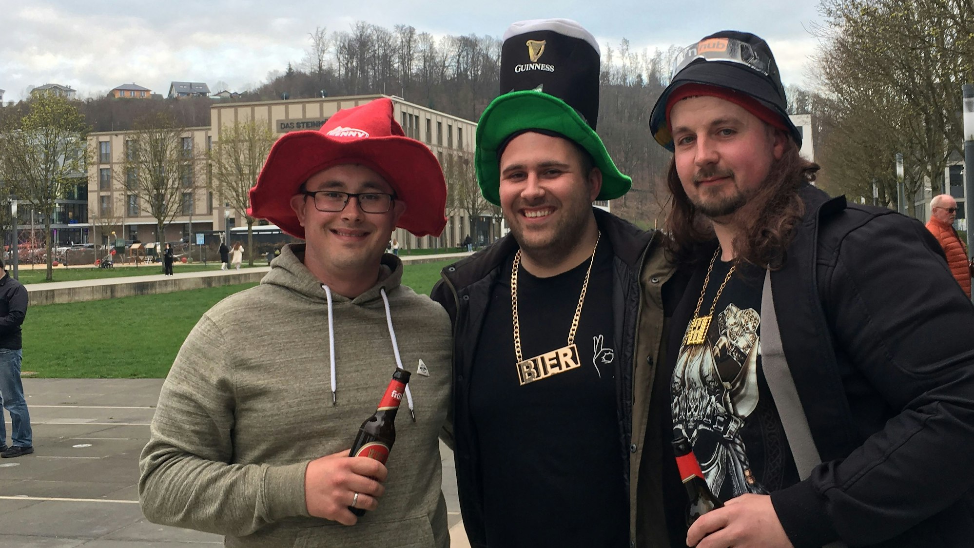 Ein Gruppenfoto dreier verkleideter junger Männer.