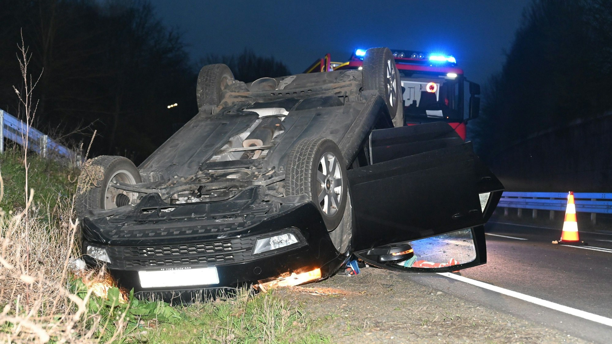 Es ist das Unfallfahrzeug zu sehen.