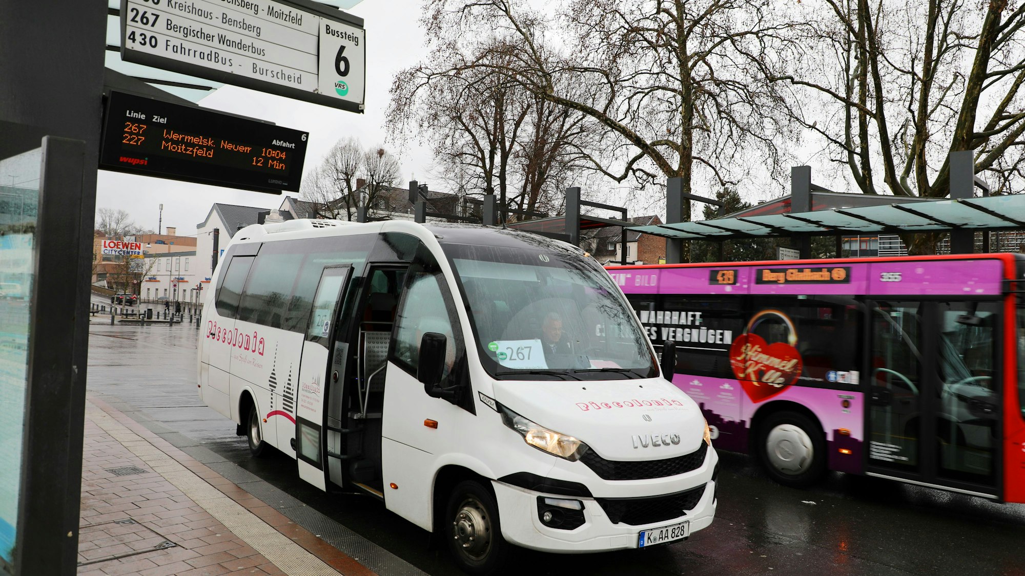 Der Bergische Wanderbus steht am Busbahnhof in Bergisch Gladbach.