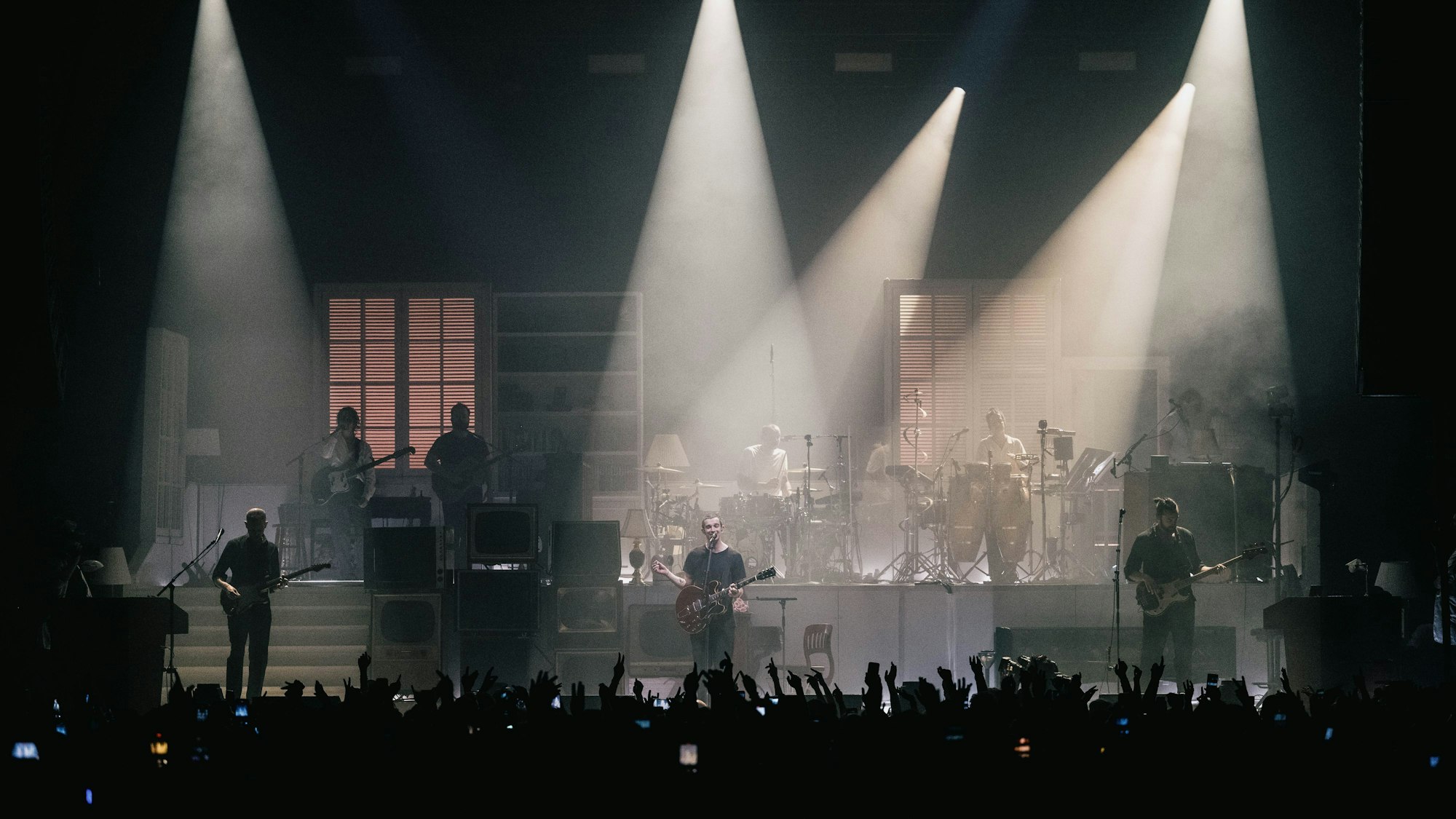 Das Publikum feiert bei einem Auftritt der Band.