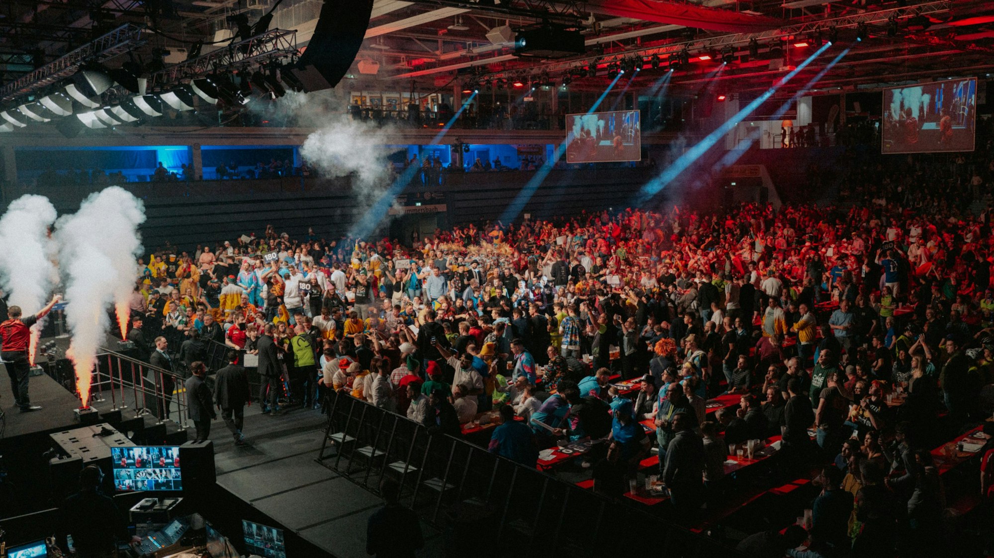 Blick in eine volle Halle, in der eine Darts-Gala stattfindet.