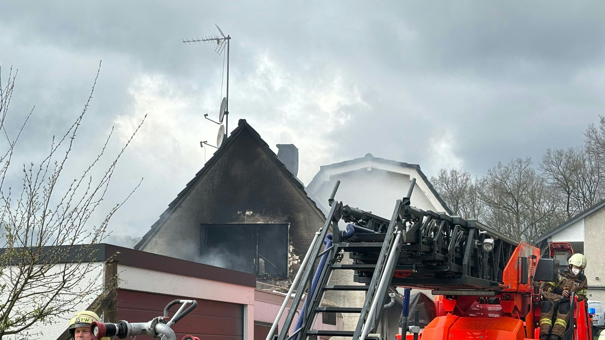 Das Haus ist vollständig ausgebrannt.