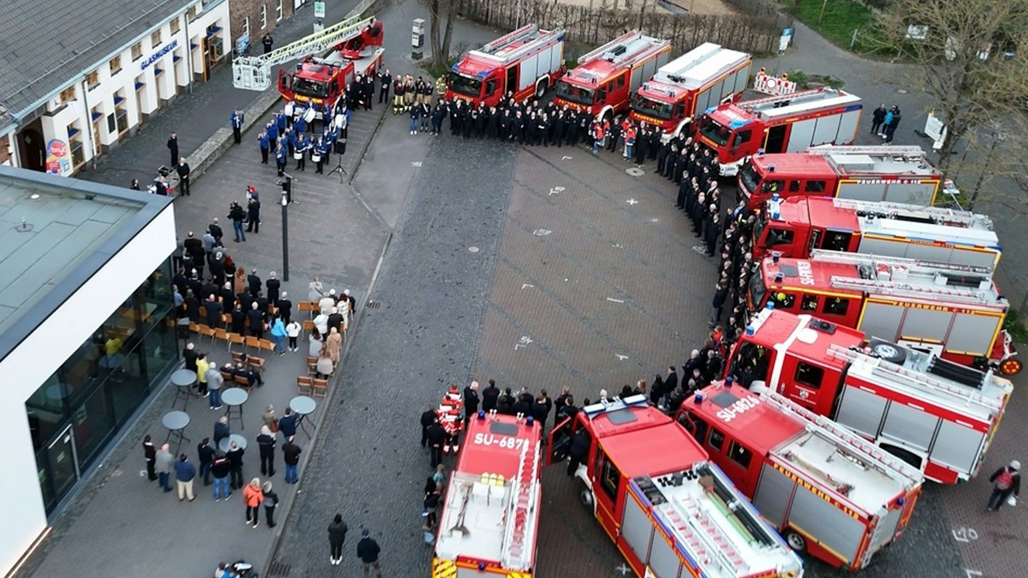 Die Rheinbacher Löschgruppen nahmen Aufstellung, um ihrem „Chef“ für die Zusammenarbeit zu danken. Laurenz Kreuser verabschiedete sich persönlich bei seinen Kameraden