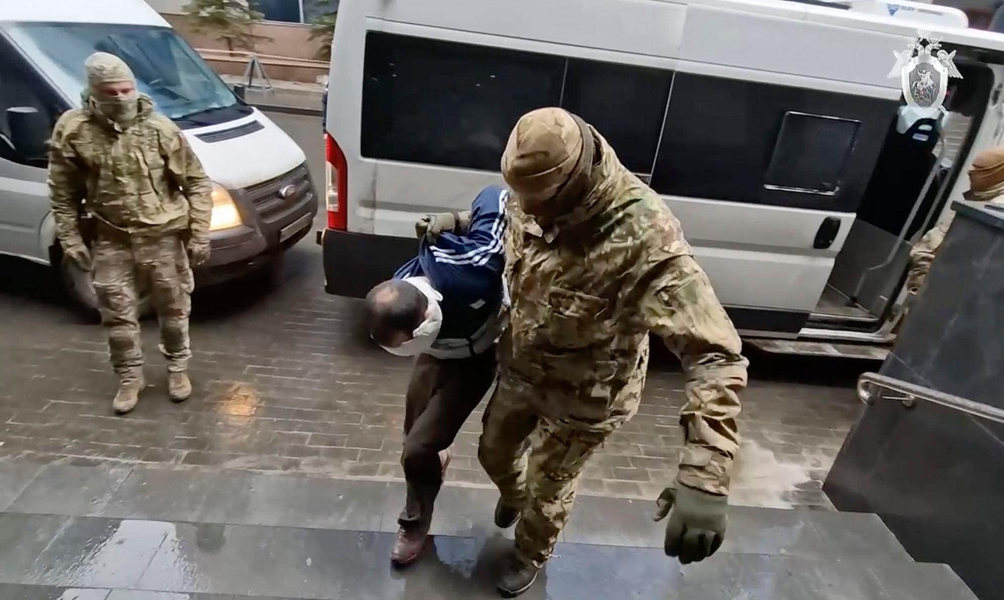 Auf diesem vom russischen Ermittlungskomitee veröffentlichten Video-Screenshot wird ein Verdächtiger der Schießerei in der Crocus City Hall in die Zentrale des russischen Ermittlungskomitees eskortiert. Die Terrormiliz Islamischer Staat hatte die Tat bereits in der Nacht zu Samstag für sich reklamiert.