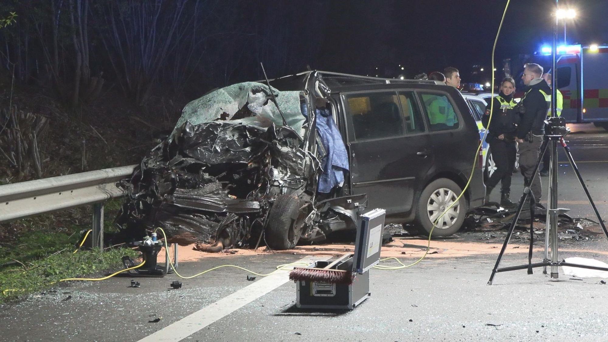 Emstek: Drei Menschen sind am Samstagabend (23. März) bei einem Verkehrsunfall bei Cloppenburg ums Leben gekommen.