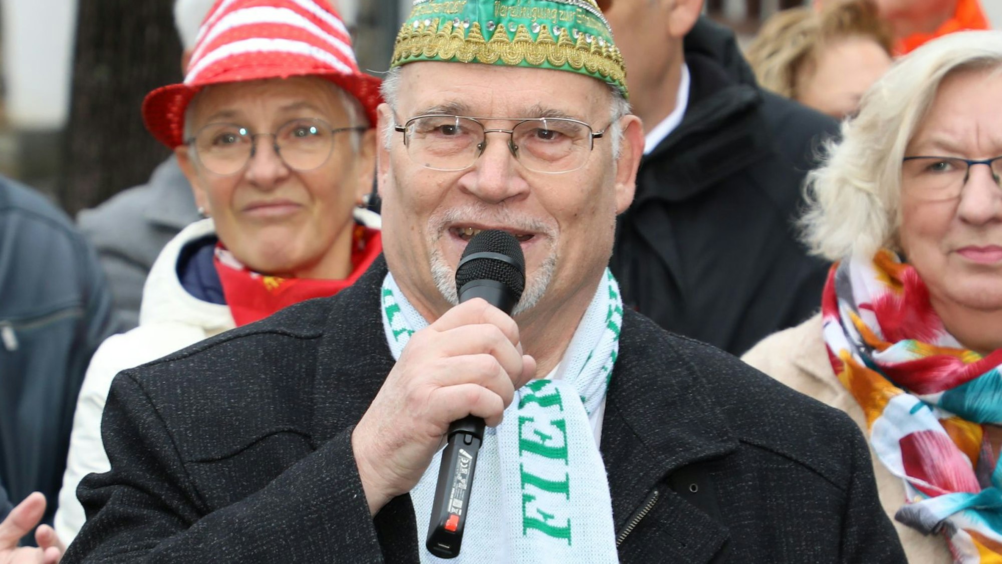 Martin Gerstlauer spricht bei einer Veranstaltung in ein Mikrofon.
