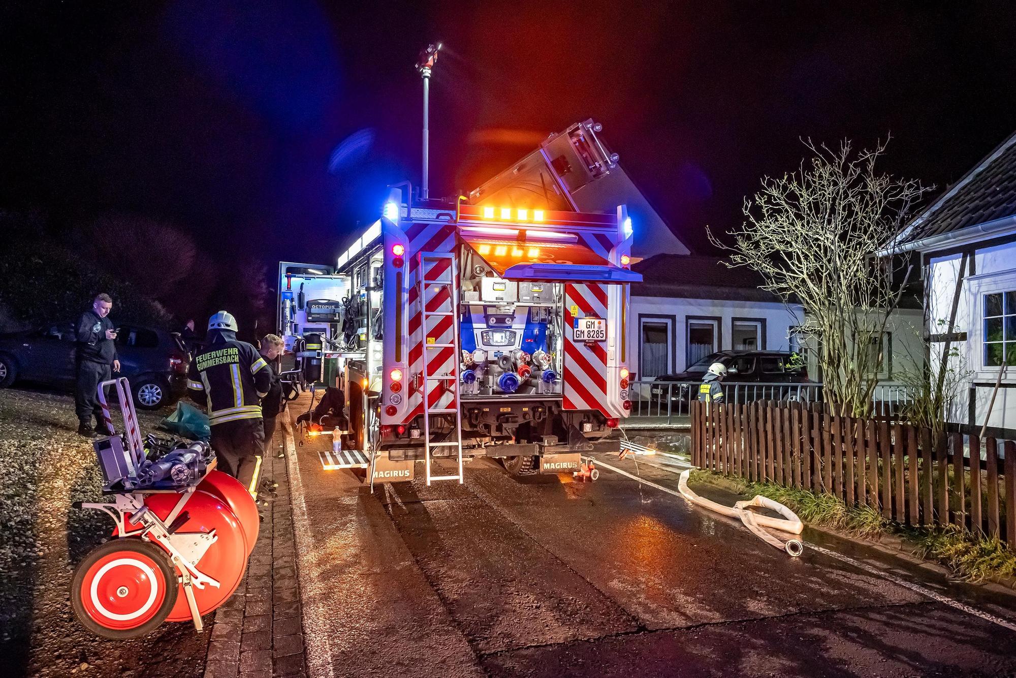 Die Feuerwehr löscht einen Brand in einem Mehrfamilienhause in Lobscheid.