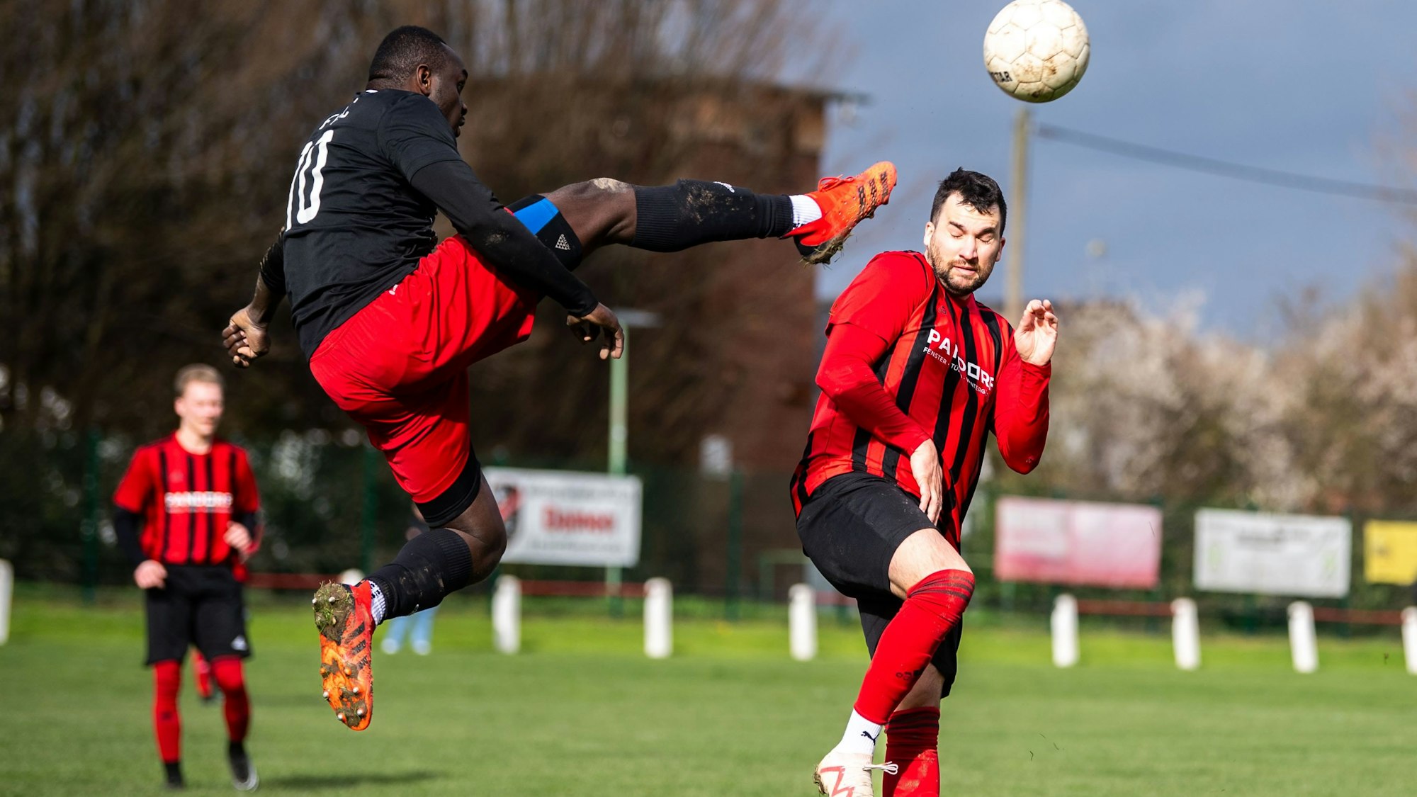 Das Bild zeigt, wie Maca mit seinem rechten Fuß in Kopfhöhe des Gegenspielers ist.