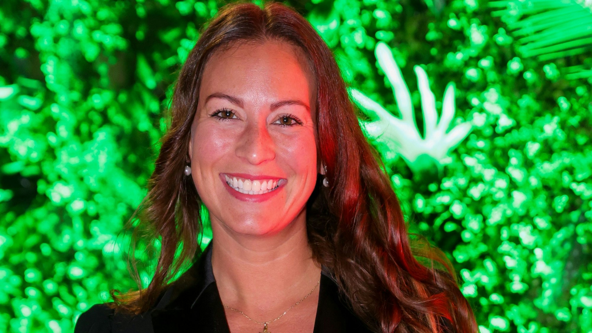 Caroline Bosbach schaut in die Kamera.