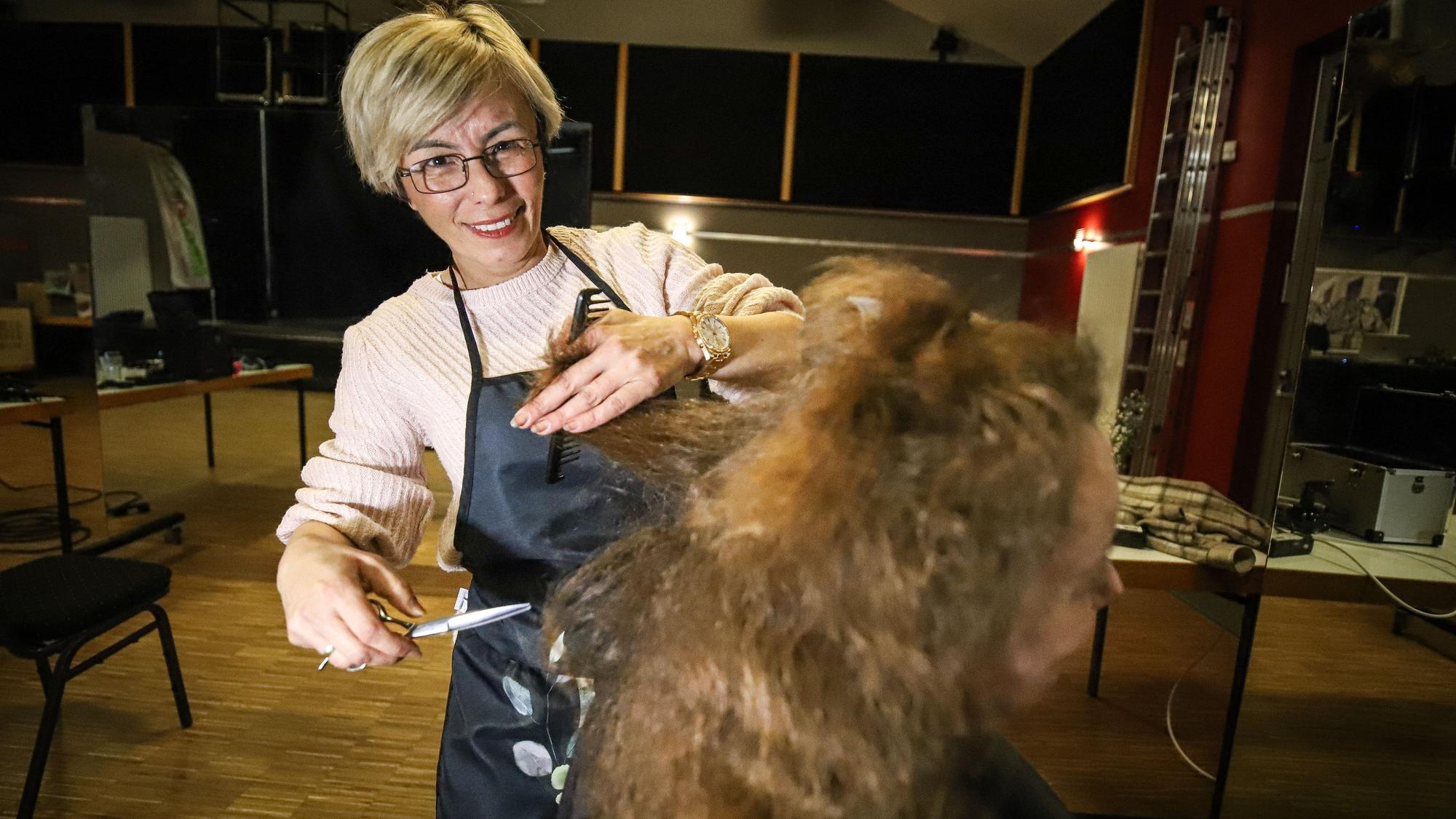 Hatice Aydin schneidet einer Kundin im Megafon die Haare.
