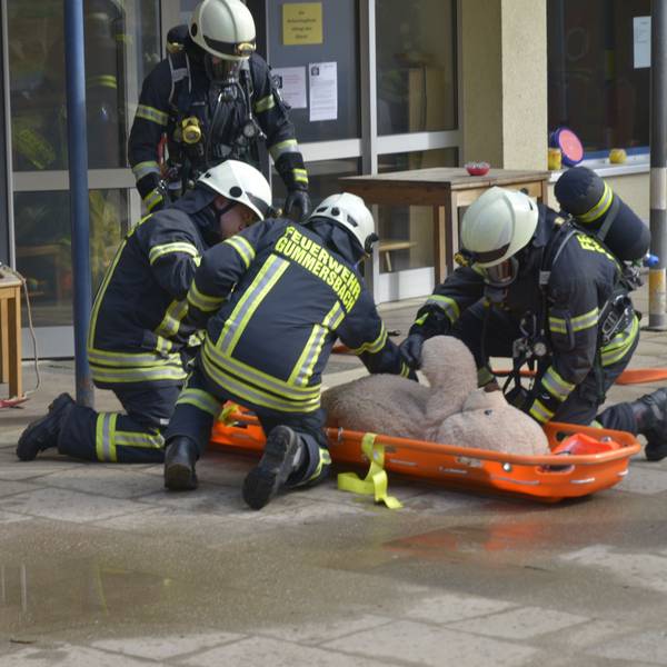 Feuerwehrübung an der Awo-Kindertagesstätte Lina-Ege. Feuerwehrmänner versorgen einen Teddybären.