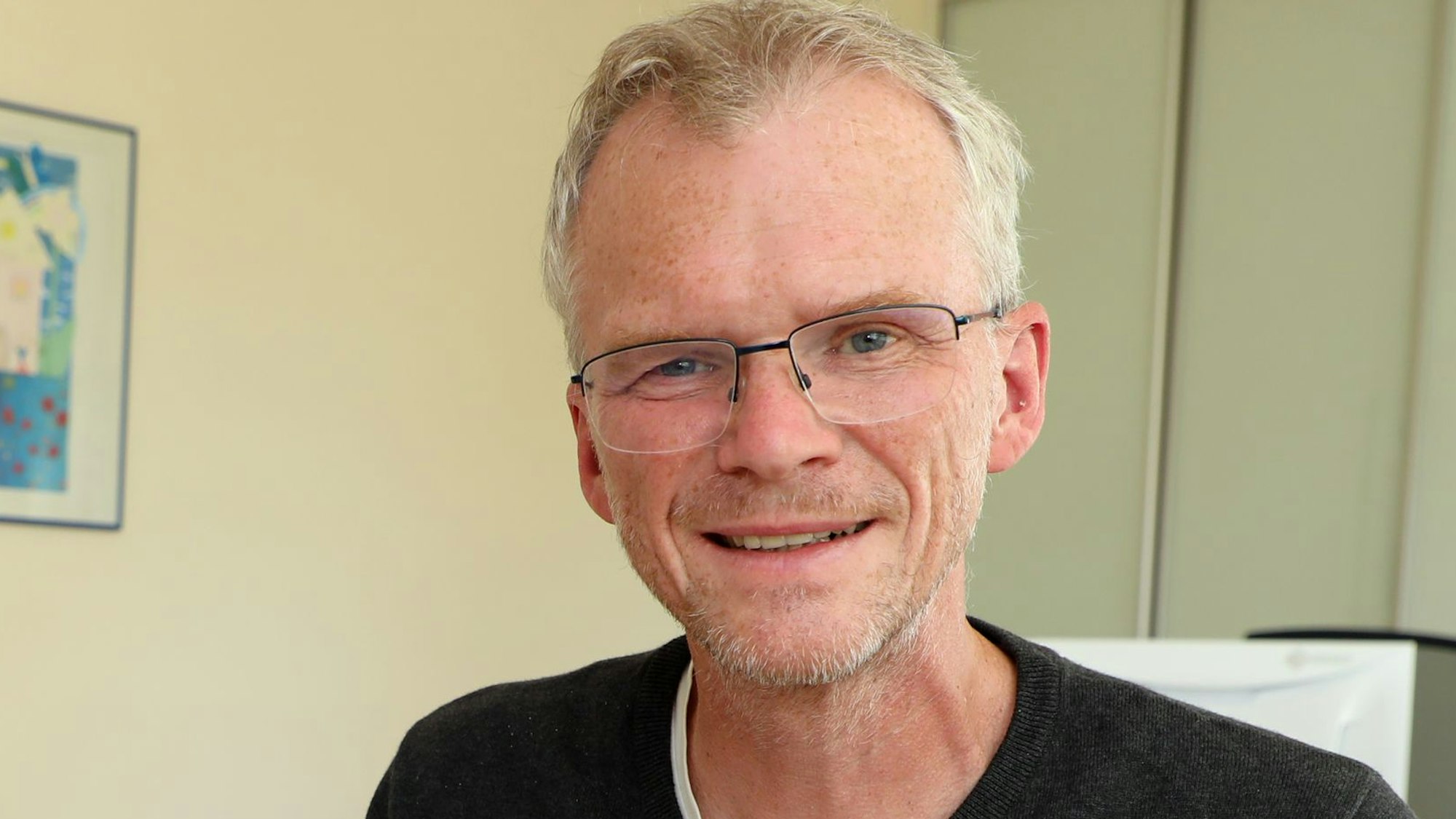 Bergisch Gladbachs Bürgermeister Frank Stein schaut in die Kamera.