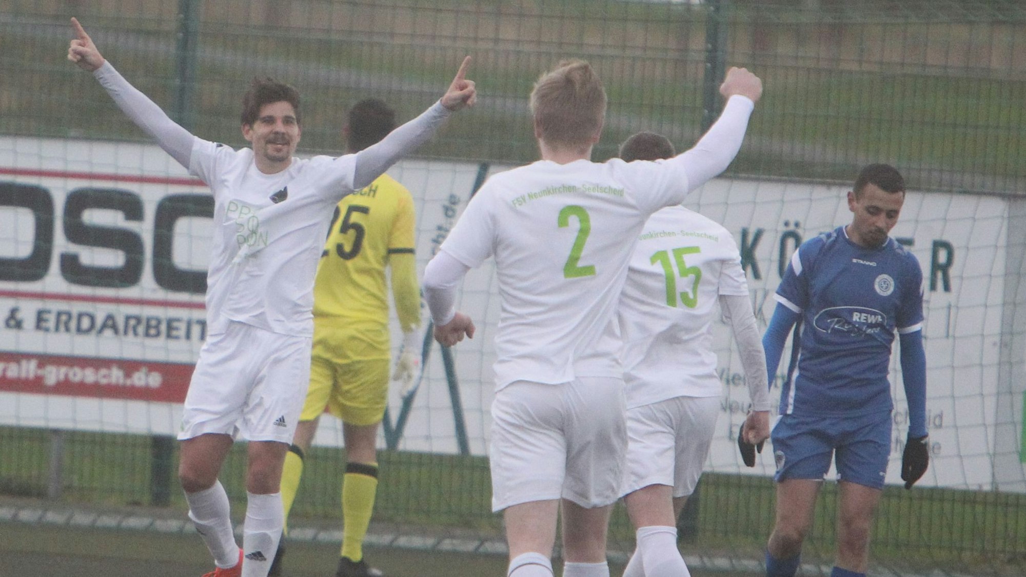 Paul Orfgen freut sich über den Führungstreffer des FSV.