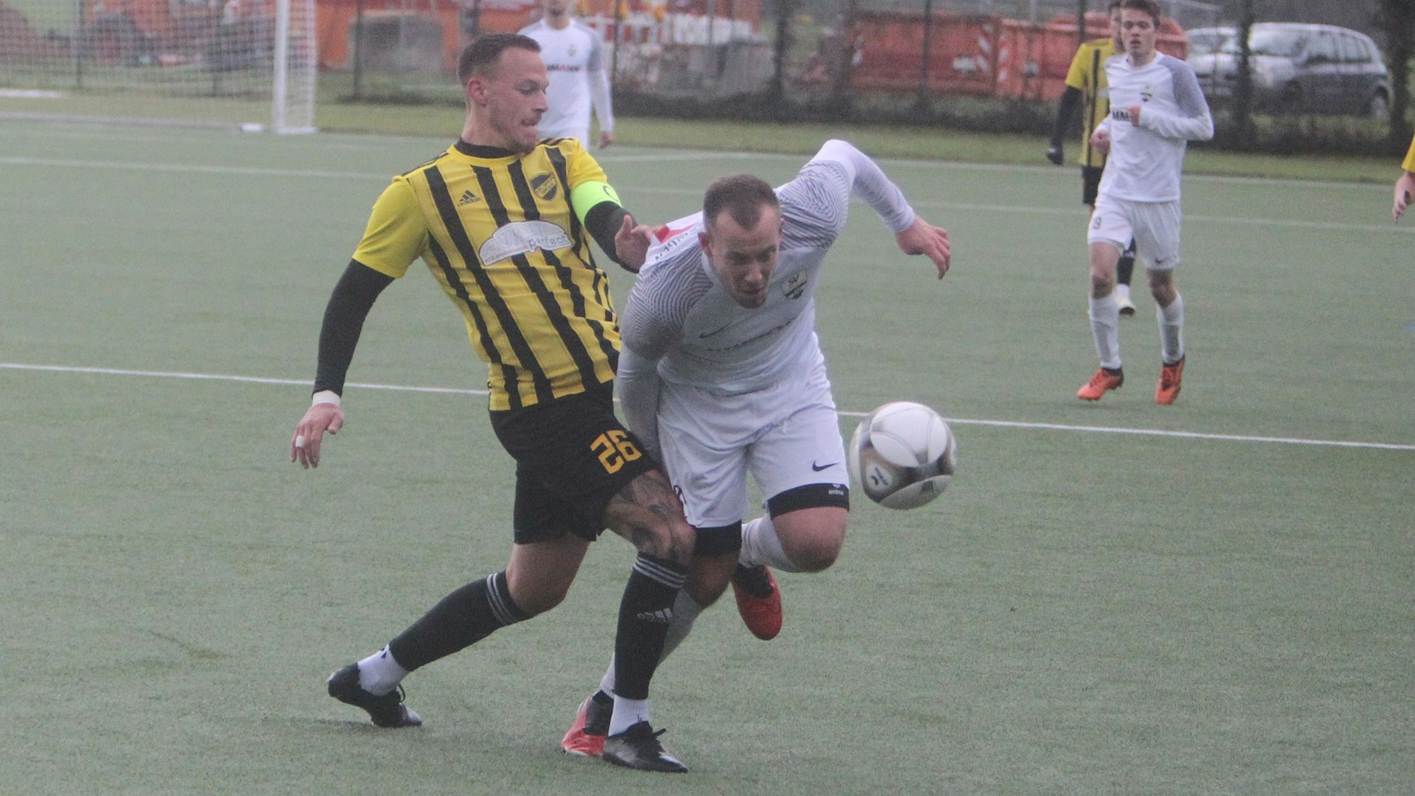 Schenken sich nichts: Julian Spelda (links) vom 1. FC Spich II und Robin Rieger vom SV Allner-Bödingen.