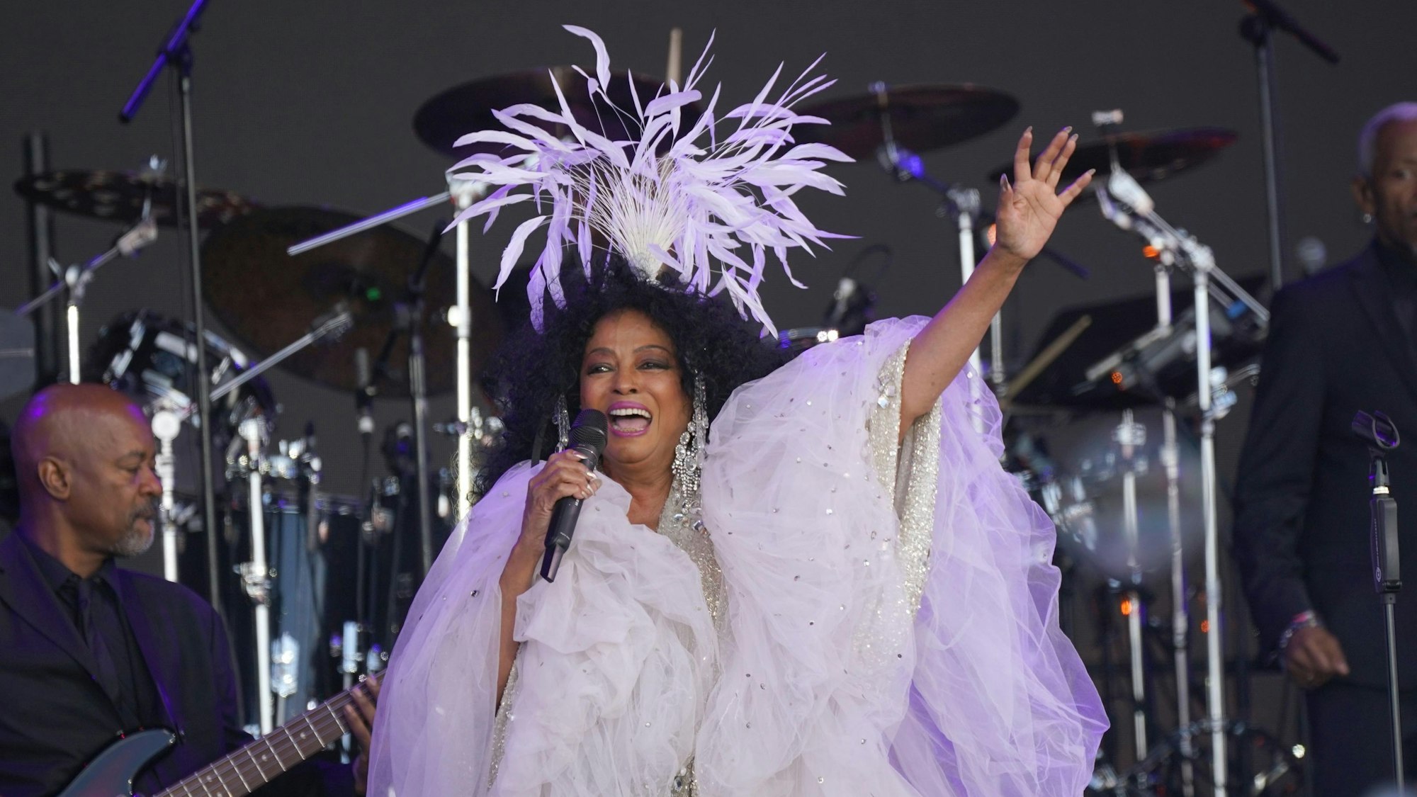 Diana Ross, Sängerin aus den USA, singt während ihres Auftritts auf der Pyramid Stage beim Glastonbury Festival auf der Worthy Farm in Somerset. +++ dpa-Bildfunk +++