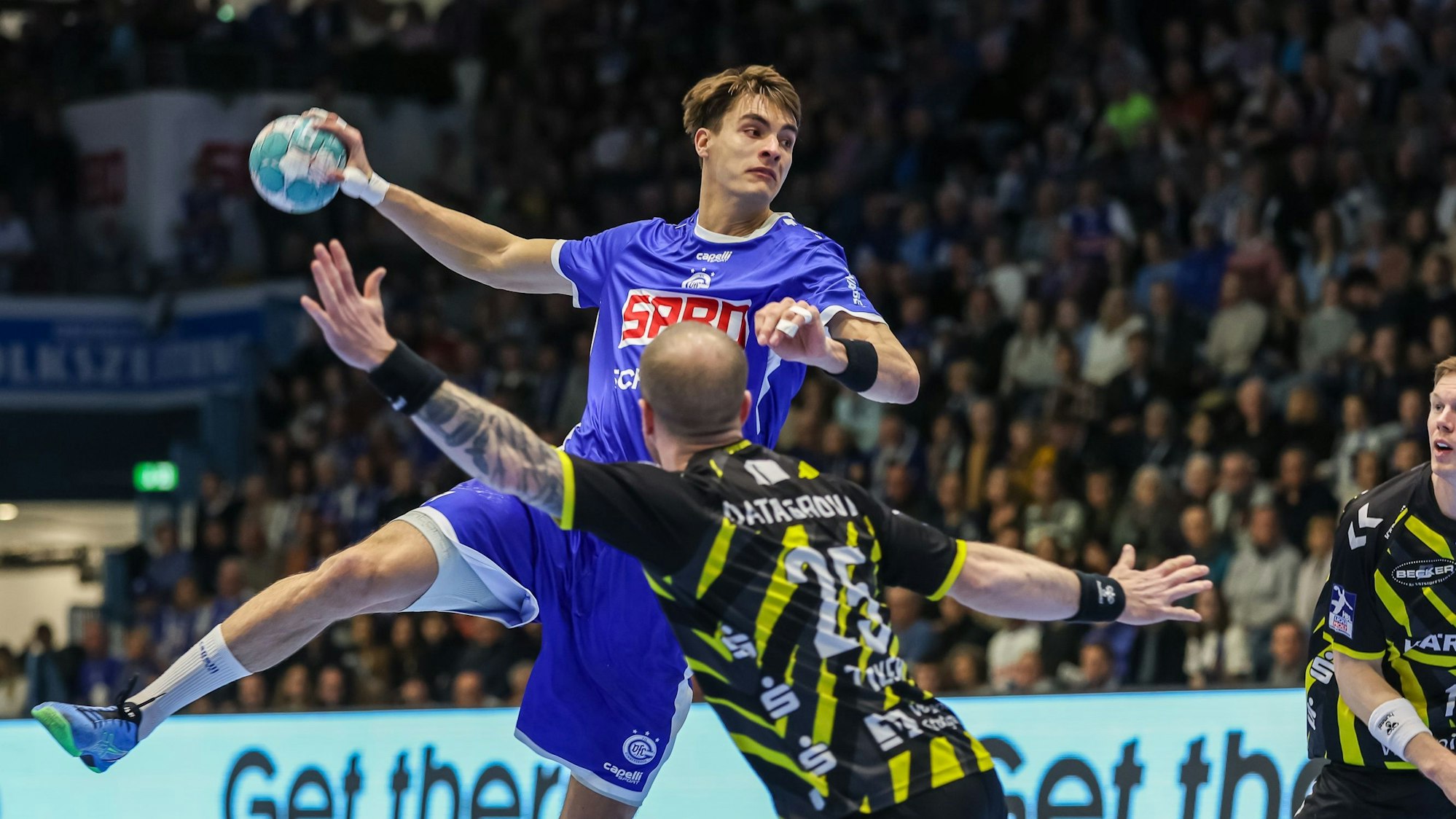 Julian Köster im Wurf.